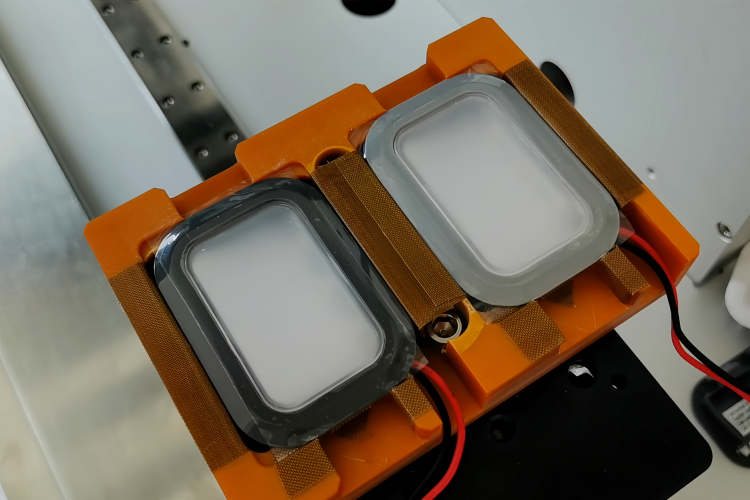LED燈、燈罩貼膜機(jī)品牌廠家有哪些，雙工位，機(jī)械手自動(dòng)下料