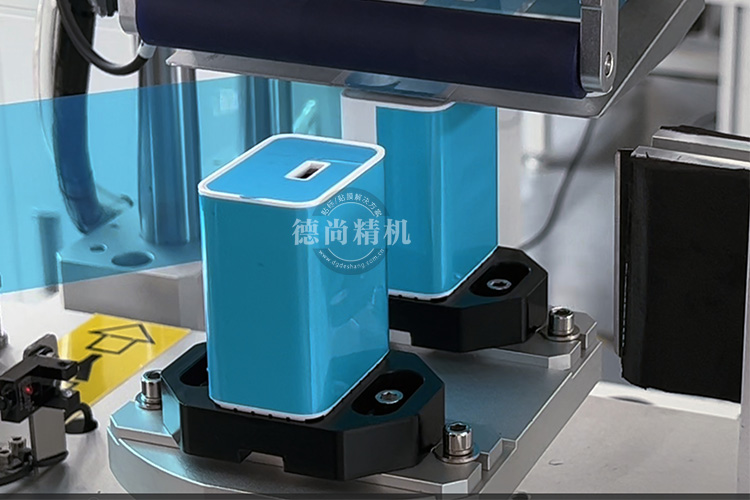 你怎么還在用人工貼膜呀！快來看看這款（充電器頭自動貼膜機）