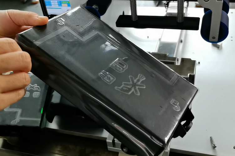 國內(nèi)知名貼膜機(jī)工廠：周邊輔貼更全面，電池蓋自動(dòng)貼膜機(jī)助力塑膠件生產(chǎn)品質(zhì)升級(jí)